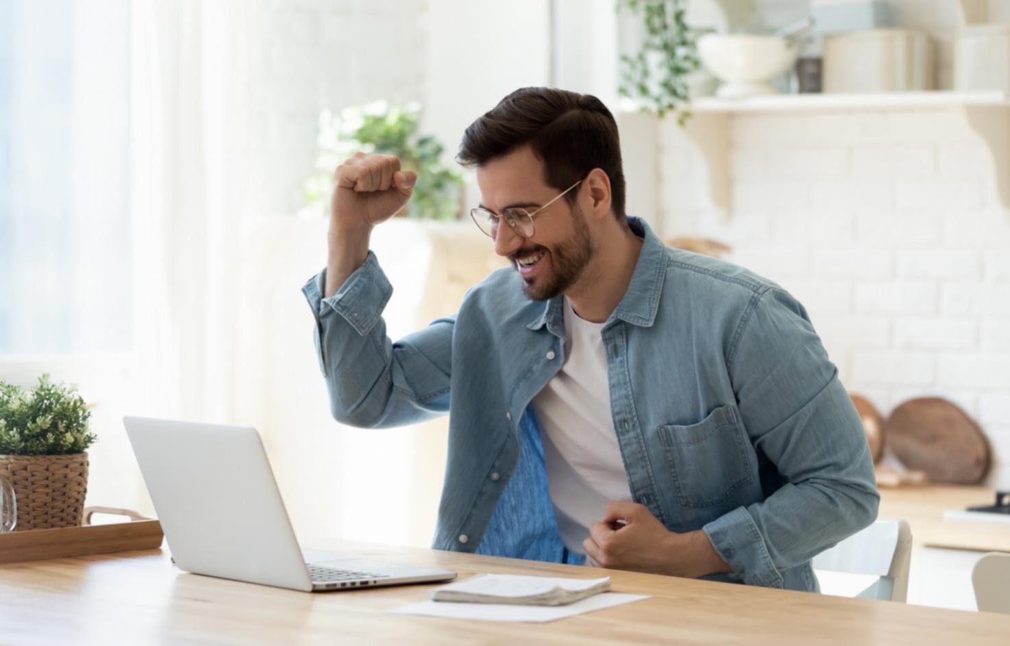 Participant analysant ses catégories budgétaires sur ordinateur portable
