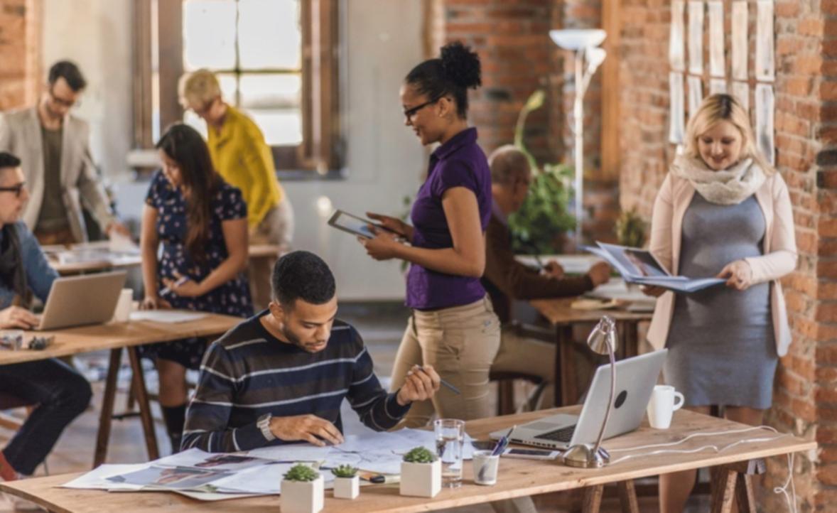 Personne organisant ses finances avec méthode et concentration