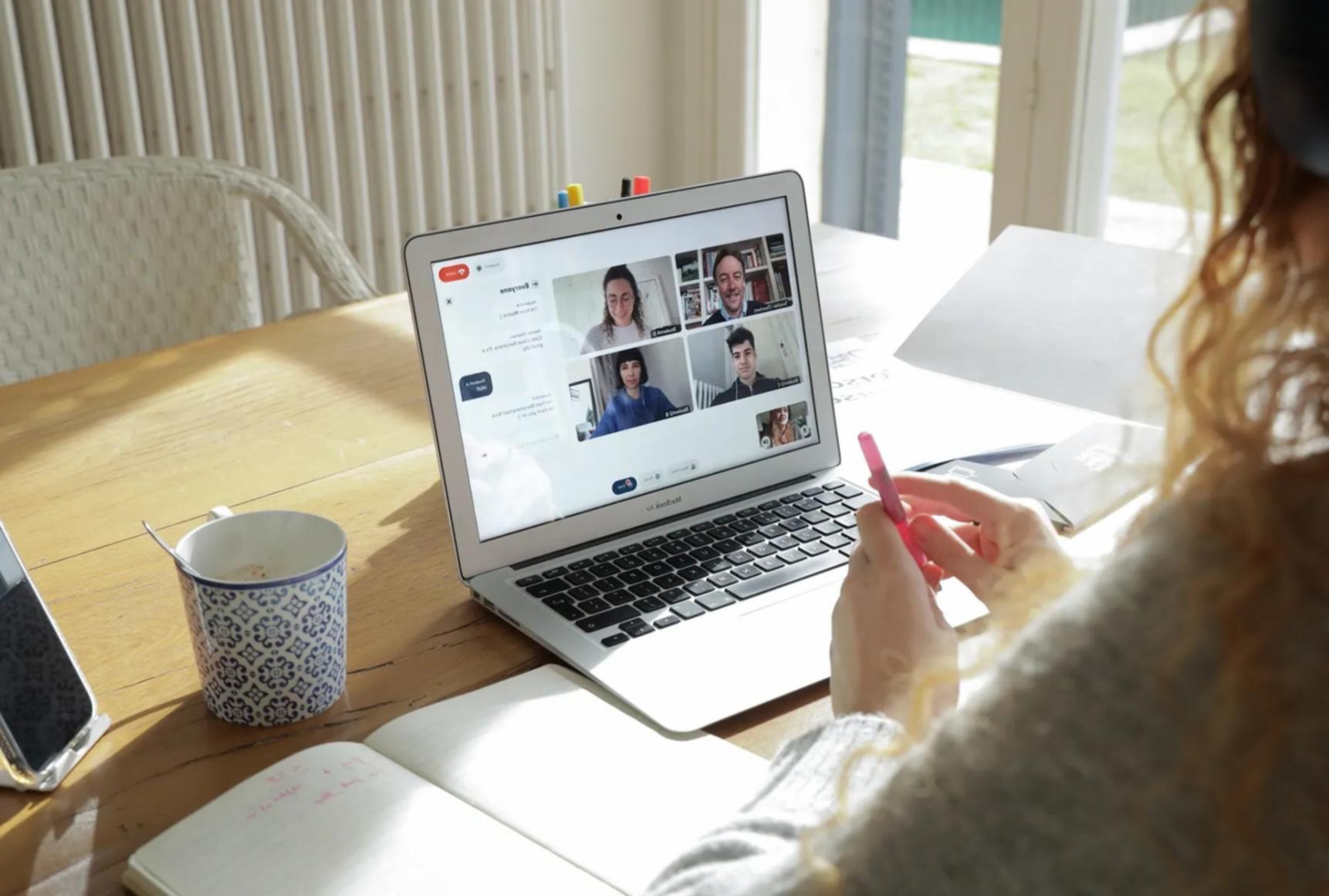 Personne analysant des données financières sur ordinateur avec graphiques de répartition budgétaire